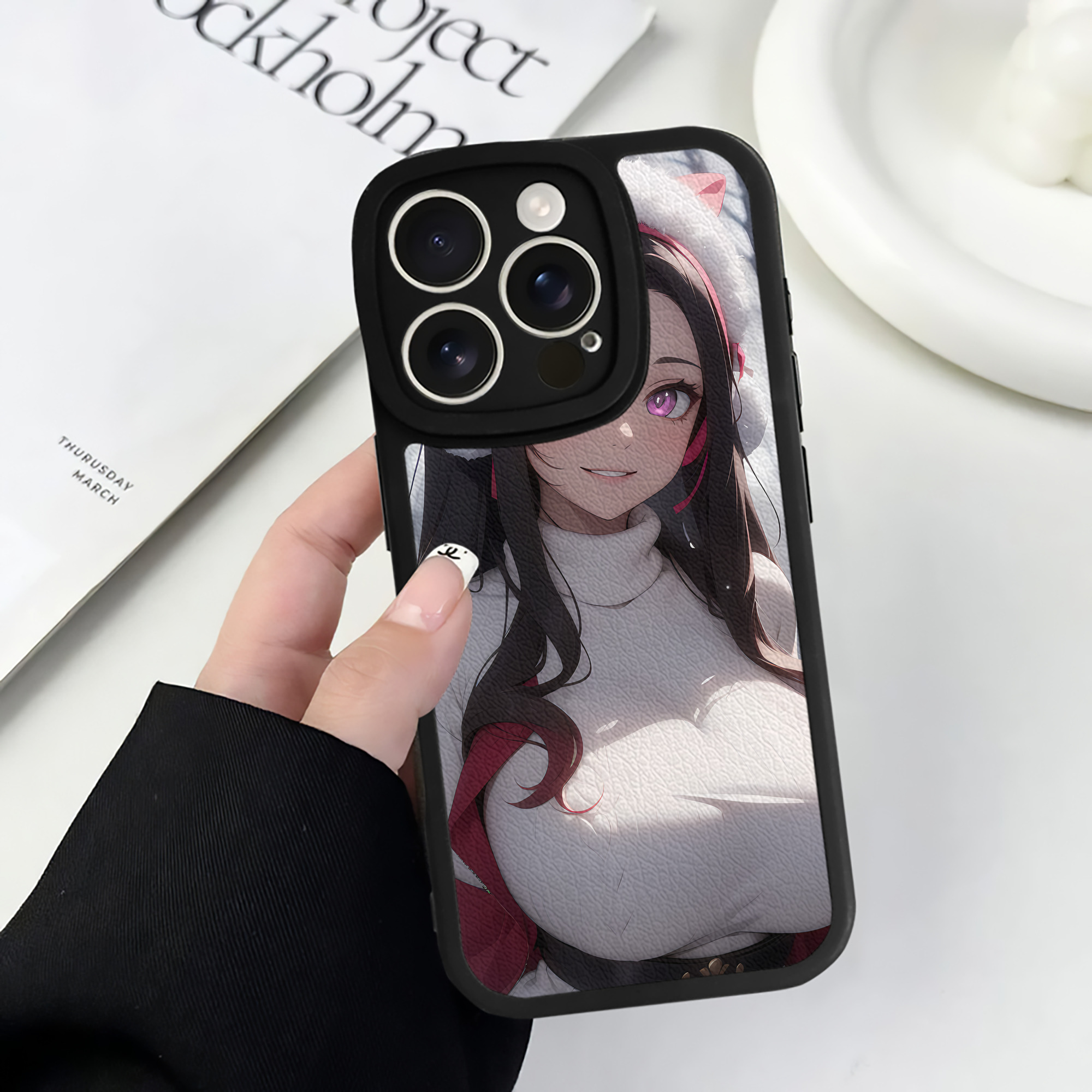（画像用） 鬼滅の刃（きめつのやいば）竈門 禰󠄀豆子／かまど ねずこ Kamado Nezuko 【iPhone 16シリーズ対応】シリコンスマホケース（レザー調） 材質：シリコン